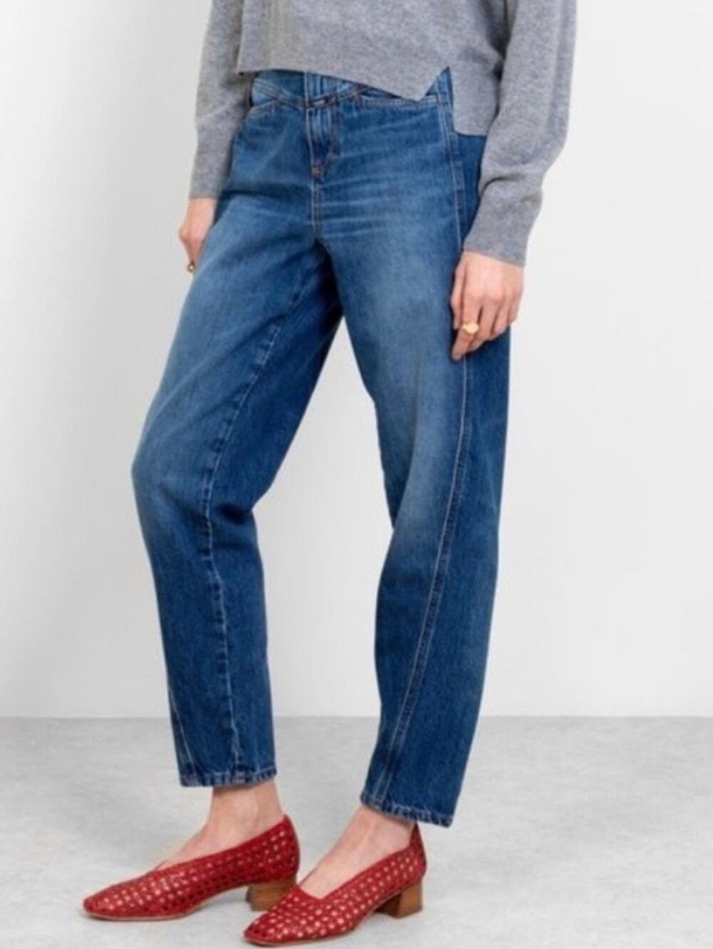 Closed Pedal Twist Relaxed Fit Tapered Leg Jeans Size 31